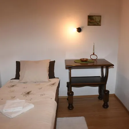 Apostolovic Kuca Kulturni Spomenik U Centru Grocke *