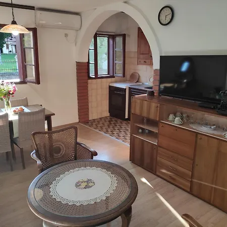 Apostolovic Kuca Kulturni Spomenik U Centru Grocke *