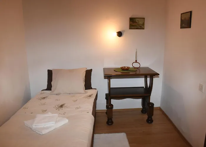 Apostolovic Kuca Kulturni Spomenik U Centru Grocke *