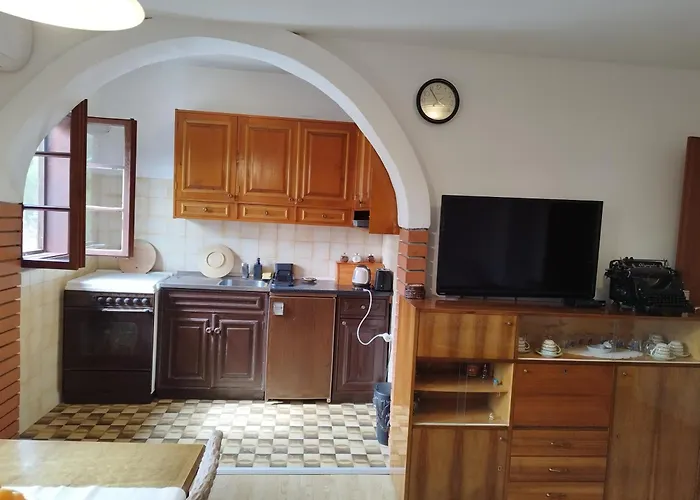 Apostolovic Kuca Kulturni Spomenik U Centru Grocke