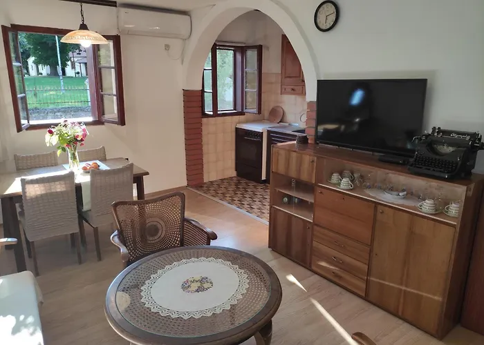 Apostolovic Kuca Kulturni Spomenik U Centru Grocke *